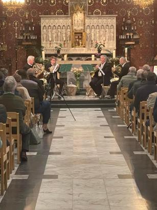 Hoornblazers luisterden de Sint-Hubertusviering op met prachtige muziek.