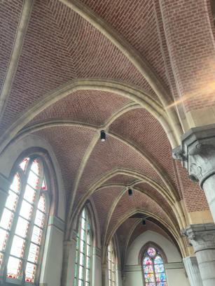 De Sint-Egidiuskerk werd weer wat mooier na het reinigen van de gewelven