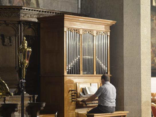 Ingetogen orgelspel, op het koororgel.
